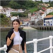 Profesora de apoyo escolar enfocada en las necesidades de cada alumno